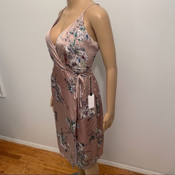 ASTR The Label Wrap Dress NWT Medium - Picture 5 of 8